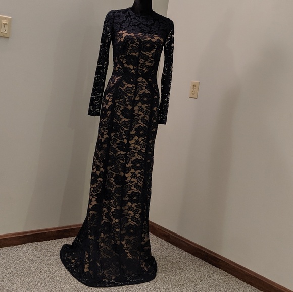 Monique Lhullier Gown - Picture 2 of 6